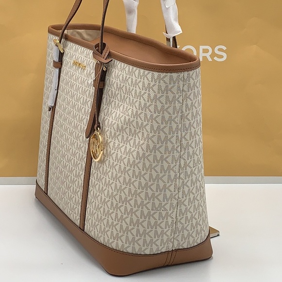 MICHAEL KORS VANILLA SIGNATURE COLOR 
Jet Set Travel Large Logo Tote Bag - Picture 10 of 16